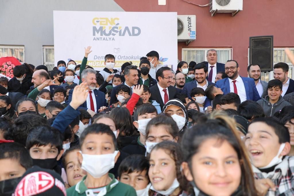 FurkanAkbal's tweet photo. Yeni Eğitim ve Öğretim yılı tüm öğrencilerimize, öğretmenlerimize ve ülkemize hayırlı olsun 📚 

Yolun sonu hangi alanda olur bilmem ama #Girişimcilik olsun 😊

#OkullarAcılıyor 🔔 https://t.co/WcFJnWsFzu