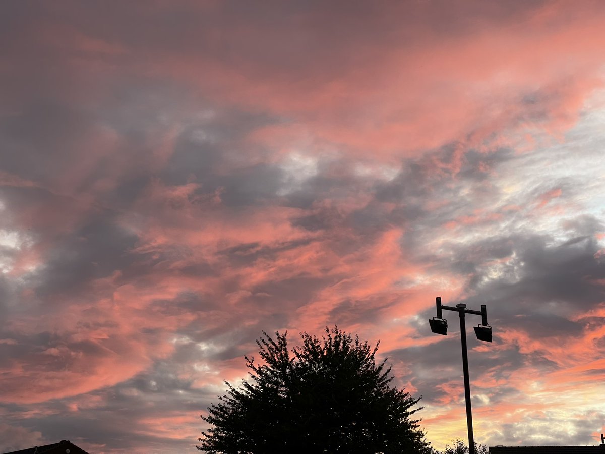 Beautiful colours this evening. 🌅📱 @StormHour @ThePhotoHour @ePHOTOzine @RMetS @YourAwesomePix @bbcweather @BBCWthrWatchers @JonMitchellITV @KeeleyDonovan @Hudsonweather #iPhone12ProMax @Sheff_HousingCo