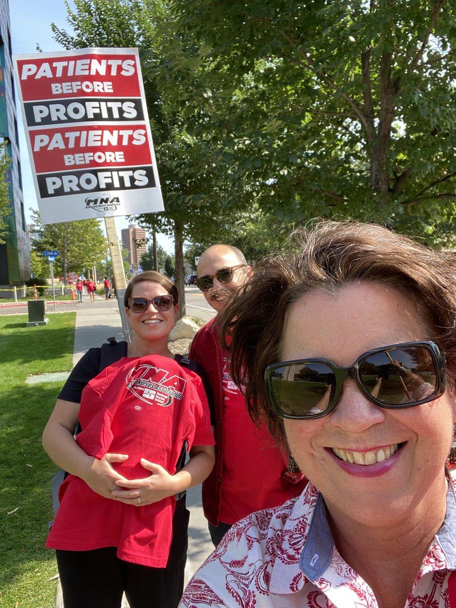 MaryKunesh9's tweet photo. 3 generations out to support #mnnurses #PatientsBeforeProfits https://t.co/aLnaYxwQPB