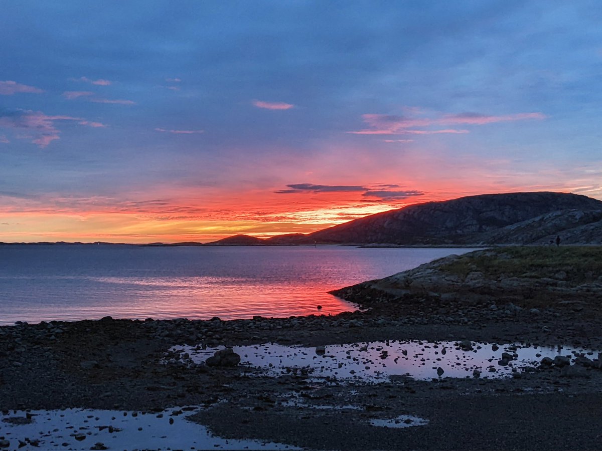 About tonight 🥰. #norway #noorwegen #norge #bodø #sunset #sunsetlovers #eveningwalks #reizen #traveling #travel #outdoor #nature #happiness