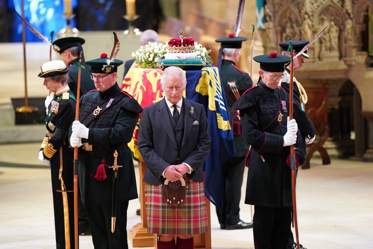 RoyalFamily's tweet image. The Queen’s children hold a Vigil beside Her Majesty’s coffin in St Giles’ Cathedral, Edinburgh.