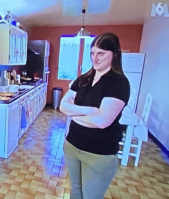 UnCafeGris's tweet photo. Quand elle a vue Hervé et Stéphanie dans la pub pour l’émission de Plaza #adp2022 https://t.co/cZJPgl87PV