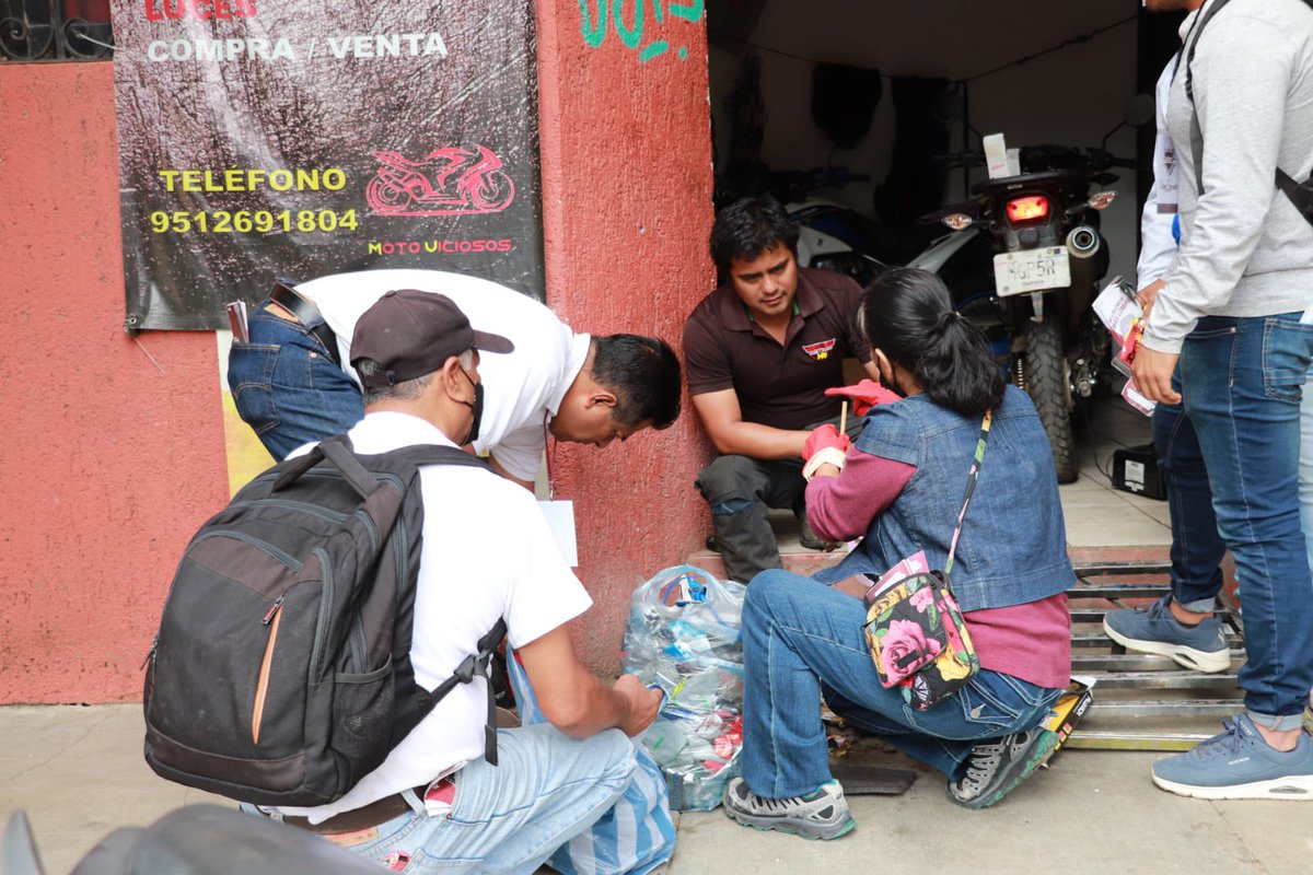 noejaracruz's tweet photo. Comenzamos esta semana caminando por las calles de Pueblo Nuevo parte baja, para iniciar el Programa “Mi colonia más limpia”. Amigas y amigos, con mis compañeros #DefensoresDeLa4T, los vamos a estar visitando en sus casas, para platicar sobre la correcta separación de la basura. https://t.co/oKZzf3cThw