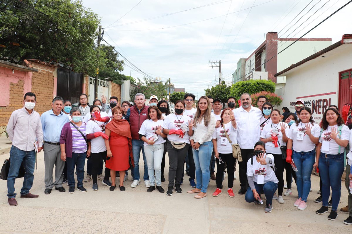 noejaracruz's tweet photo. Comenzamos esta semana caminando por las calles de Pueblo Nuevo parte baja, para iniciar el Programa “Mi colonia más limpia”. Amigas y amigos, con mis compañeros #DefensoresDeLa4T, los vamos a estar visitando en sus casas, para platicar sobre la correcta separación de la basura. https://t.co/oKZzf3cThw