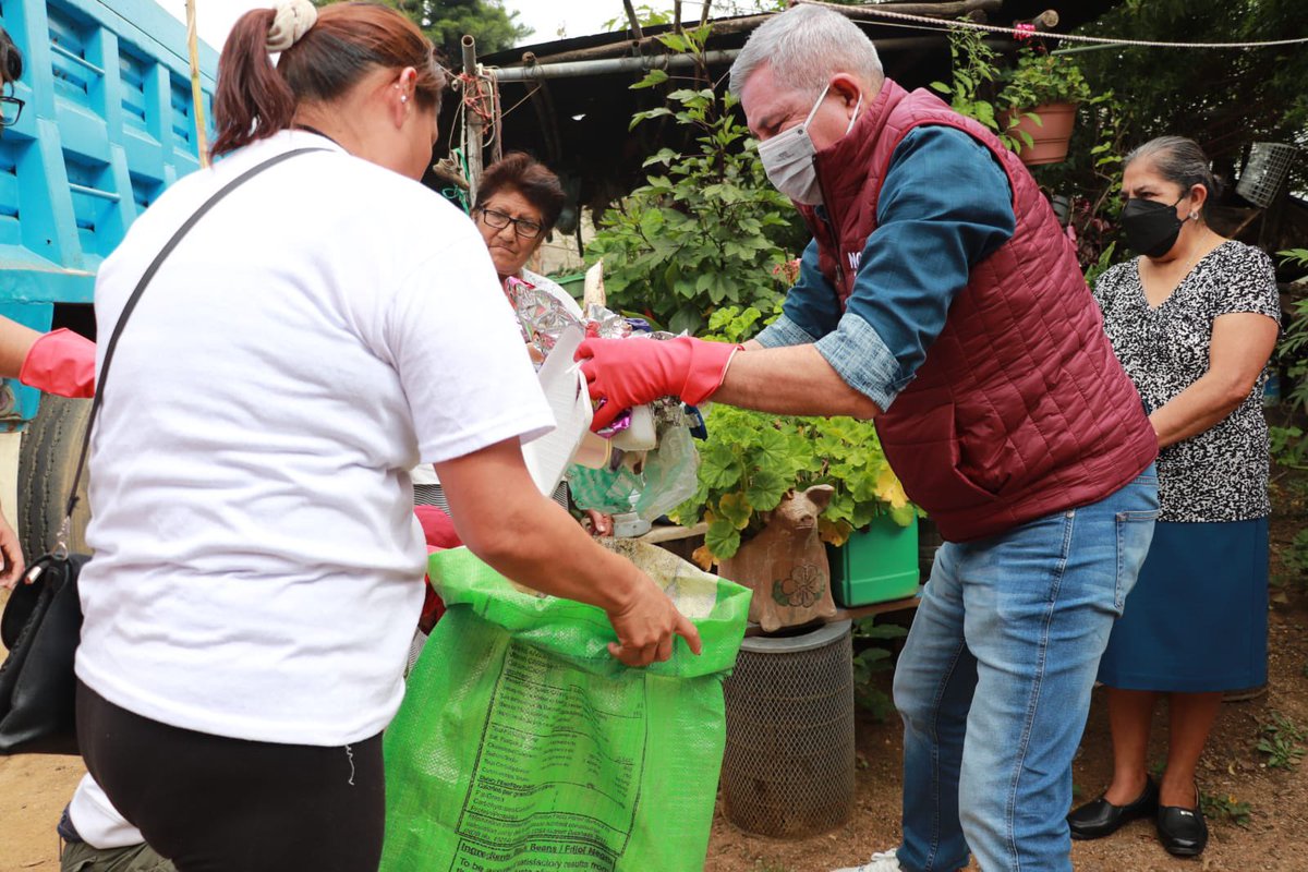 noejaracruz's tweet photo. Comenzamos esta semana caminando por las calles de Pueblo Nuevo parte baja, para iniciar el Programa “Mi colonia más limpia”. Amigas y amigos, con mis compañeros #DefensoresDeLa4T, los vamos a estar visitando en sus casas, para platicar sobre la correcta separación de la basura. https://t.co/oKZzf3cThw