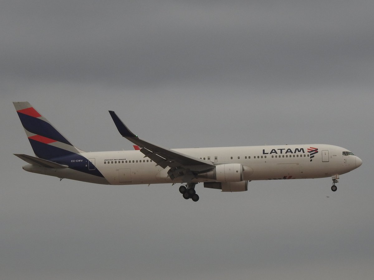 veryboeing's tweet photo. LATAM #B767 -316(ER) #CCCWV KLAX https://t.co/mWy2HEyrln