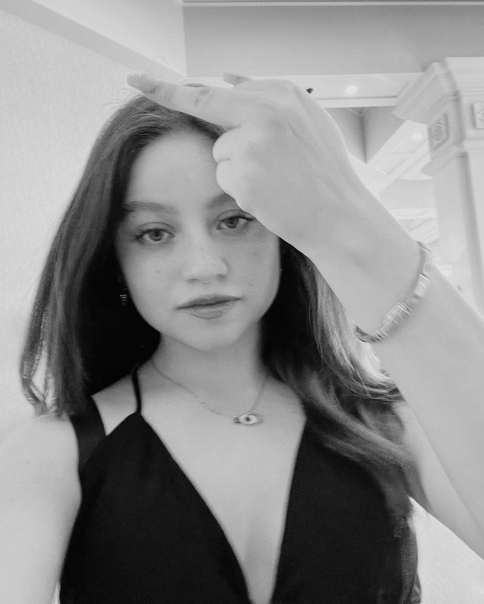 karolsevilla's tweet photo. Peace and love!! ✌🏼🖤 https://t.co/IL5SViQvKH