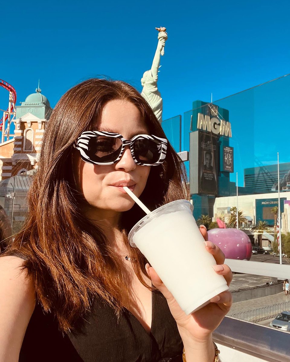 karolsevilla's tweet photo. Peace and love!! ✌🏼🖤 https://t.co/IL5SViQvKH