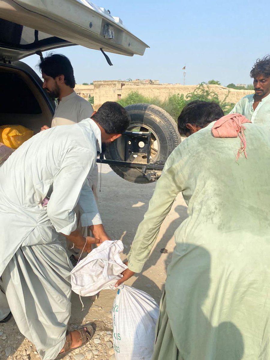 BanariMengal's tweet image. Today 80 monthly ration bags were disturbed by our volunteers in Jhal Magsi. Our team reported that the condition there is disastrous. Everyone is trying their best to help but the damage is irreversible at this point with minimal support from the provincial &amp;amp; federal government.