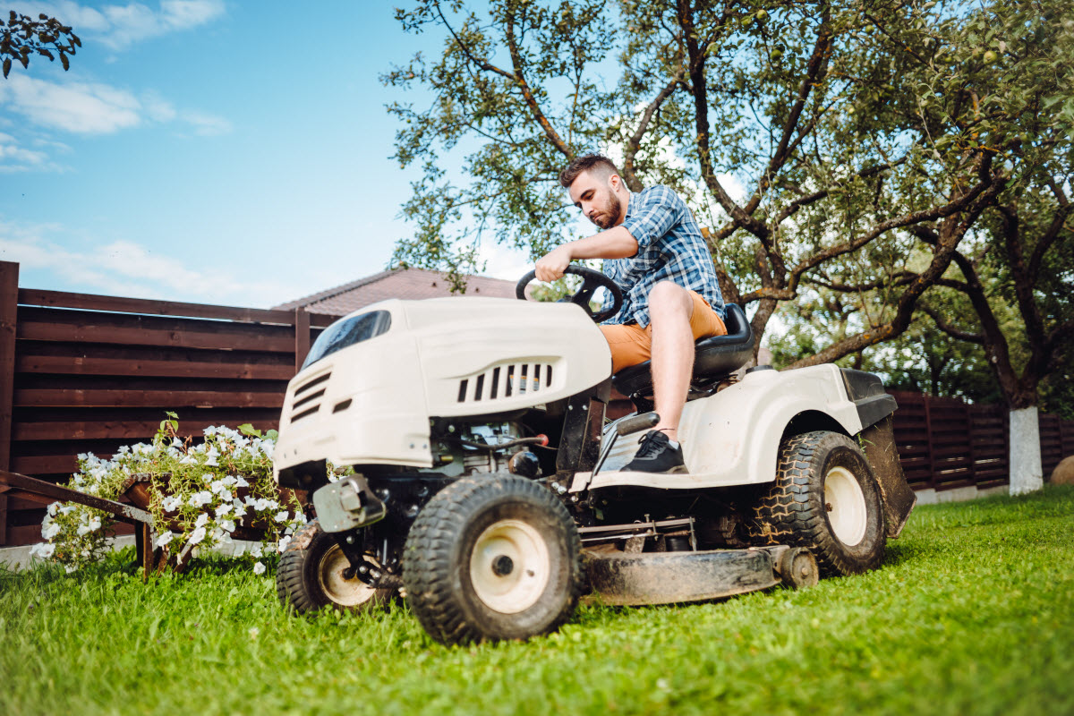 SearsHomeExpert's tweet photo. Summer's not over yet. Make sure your mower can outlast the heat with a riding mower cleaning and maintenance service.

https://t.co/KVJ85eQ9AY

#searshomeservices #cleanandmaintain #ridinglawnmower https://t.co/wTxfbpzYQl