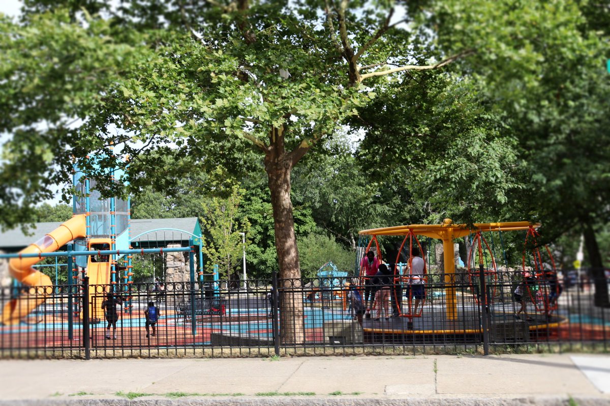 CityOfBoston's tweet photo. What's in your neighborhood, Boston? 

Search your address at https://t.co/5HDZiizafT to connect to neighborhood services, locate nearby parks, find your trash &amp; recycling schedule, and more! https://t.co/lFJ0IOXsI0