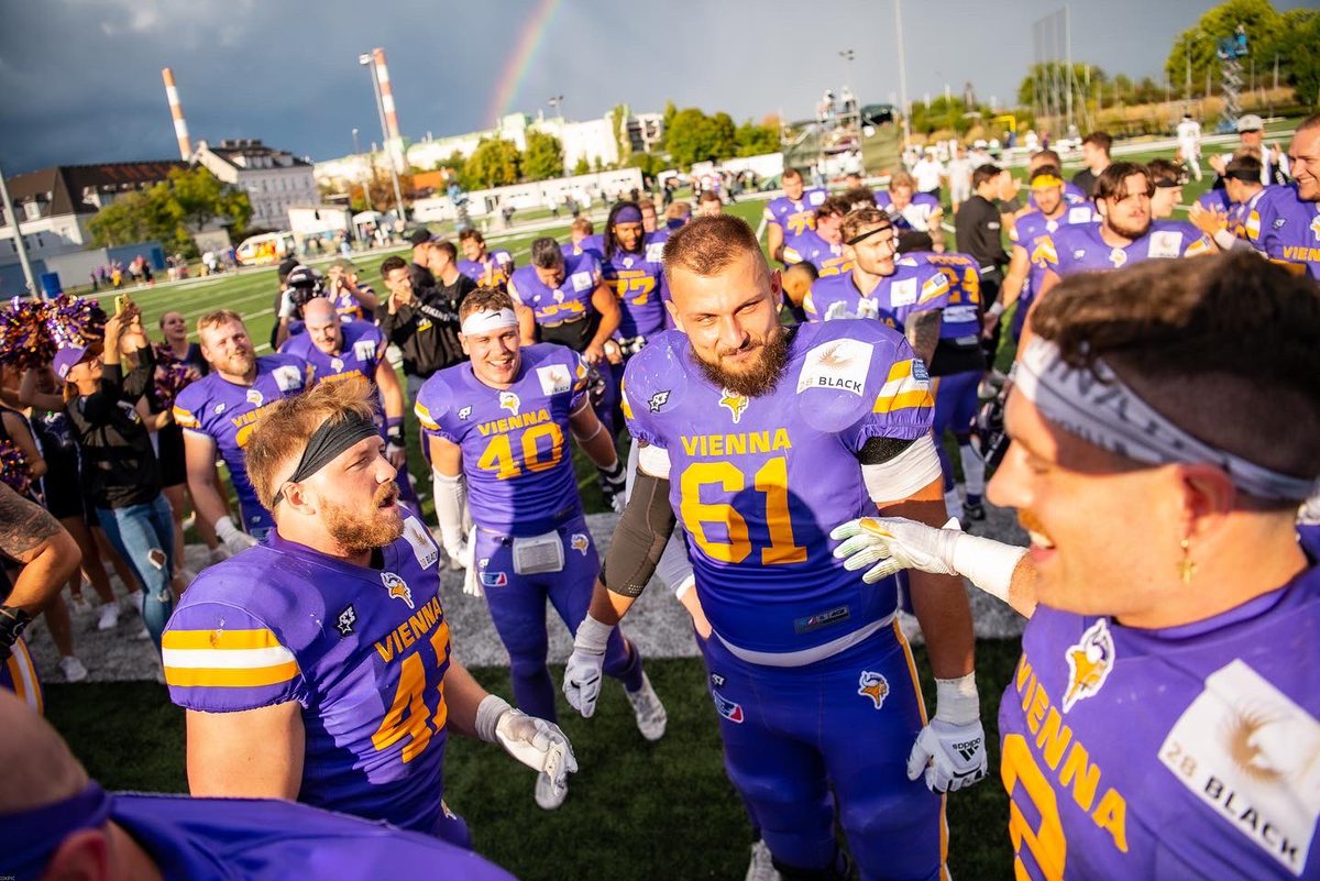 🌈
No photoshop. No filter. We swear. 
#PurpleReign #ViennaVikings
📸 <a href="/kingofkick2/">Peter Kramberger</a> | #ELFPlayoffeuro