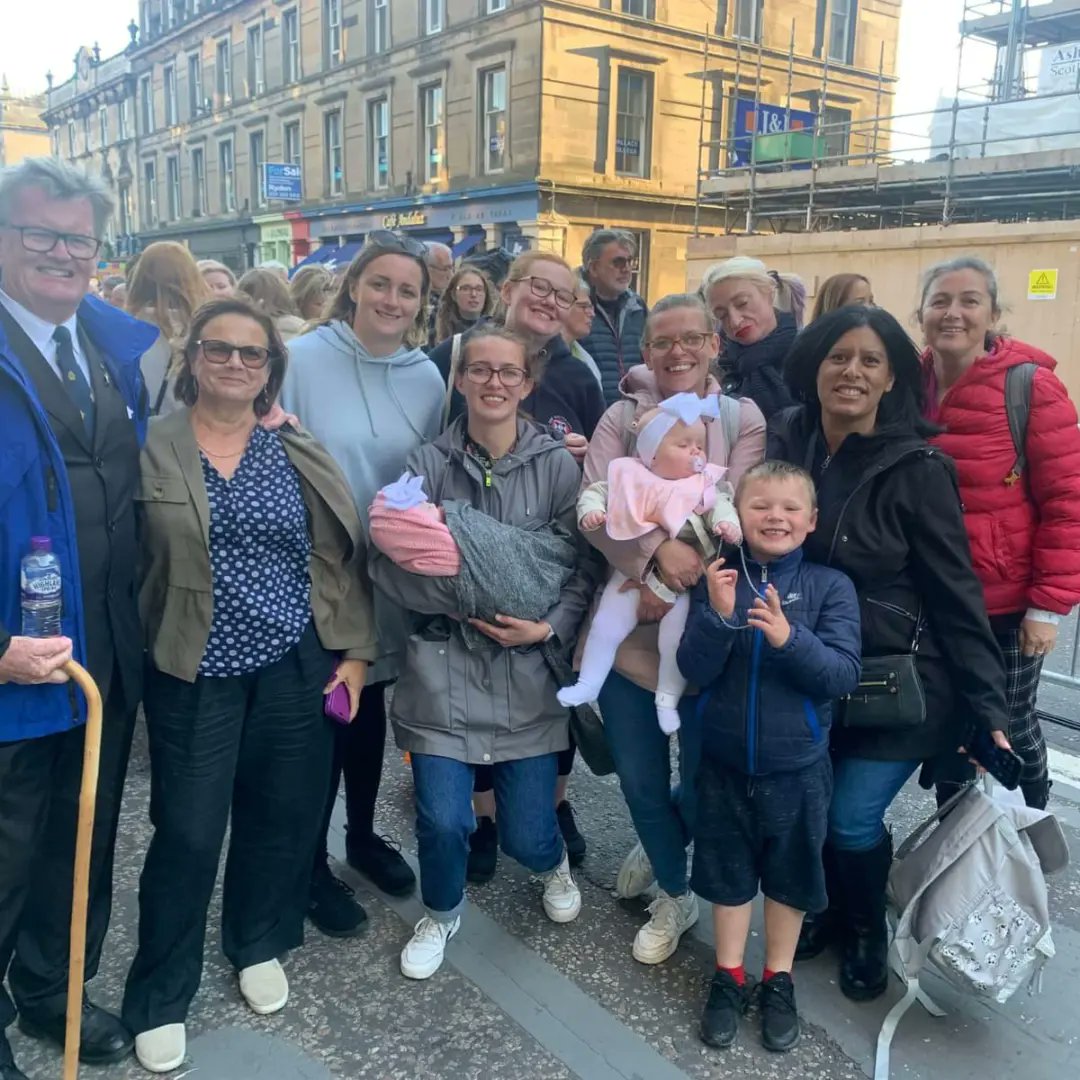 Comraderie as we stand in line to pay our last respects to #TheQueen in <a href="/StGilesHighKirk/">St Giles' Cathedral</a> 
It was a 6.5hour wait but it was worth it 💔
#payingourrespects #TheQueen #goodbyeandthankyou