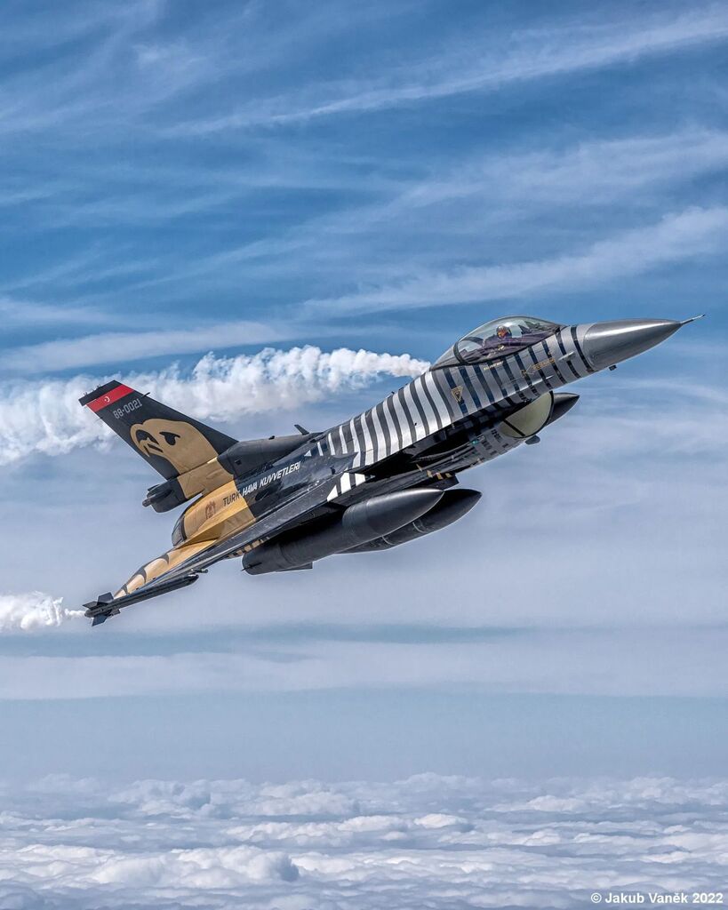 jakub_vanek's tweet photo. Solo Türk F16 during the SIAF 2022 Arrivals. Photoflight organized by Ironbird.
#aviation #avgeek #aviationphotography #demopilot
#air2air #ironbird #c208
#jets #soloturk #f16 #f16fightingfalcon
#turkishaf #demoteam #militaryplane #military
#nikon #mond… https://t.co/SPsJt6ZUDP https://t.co/BIw96soOI8