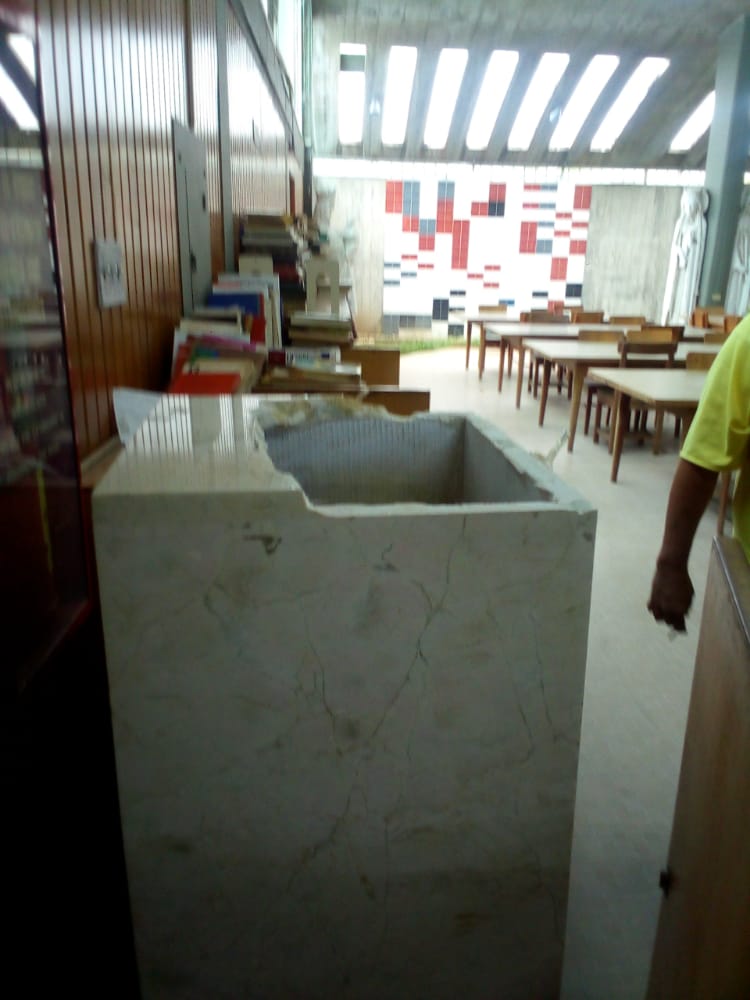 Luisisit0's tweet photo. #DENUNCIA | La escuela de psicología de la UCV una vez más es víctima de la inseguridad. En está oportunidad fue robada el busto de Guillermo Pérez Enciso resguardado en la biblioteca de la escuela.

Y una vez más, sin responsables o testimonios ante este acto vandálico. https://t.co/XMNeISHxGU