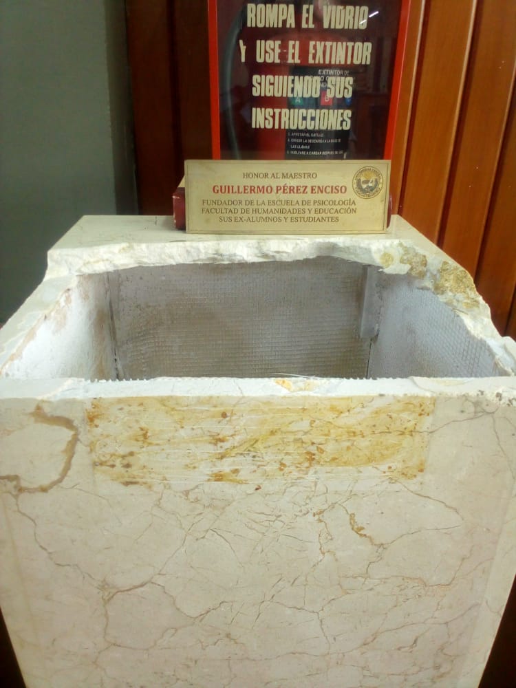 Luisisit0's tweet photo. #DENUNCIA | La escuela de psicología de la UCV una vez más es víctima de la inseguridad. En está oportunidad fue robada el busto de Guillermo Pérez Enciso resguardado en la biblioteca de la escuela.

Y una vez más, sin responsables o testimonios ante este acto vandálico. https://t.co/XMNeISHxGU
