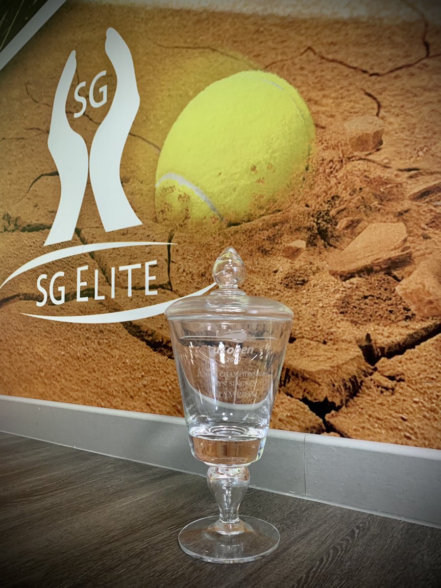 sgelite2009's tweet photo. From New York 🇺🇸 to Paracuellos de Jarama 🇪🇸.

El sábado @martin_landalucee ganaba el @usopen Junior y hoy ya estaba con ese precioso trofeo en nuestro centro para ponerse a tope para los próximos objetivos.

#fisioterapiaseportiva #atptour #usopen #itftennis #tenis https://t.co/1VF4xm2SZA