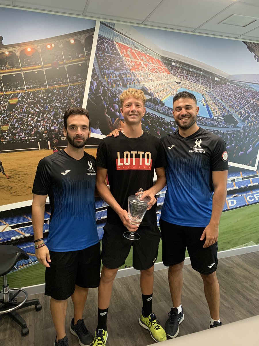 sgelite2009's tweet photo. From New York 🇺🇸 to Paracuellos de Jarama 🇪🇸.

El sábado @martin_landalucee ganaba el @usopen Junior y hoy ya estaba con ese precioso trofeo en nuestro centro para ponerse a tope para los próximos objetivos.

#fisioterapiaseportiva #atptour #usopen #itftennis #tenis https://t.co/1VF4xm2SZA