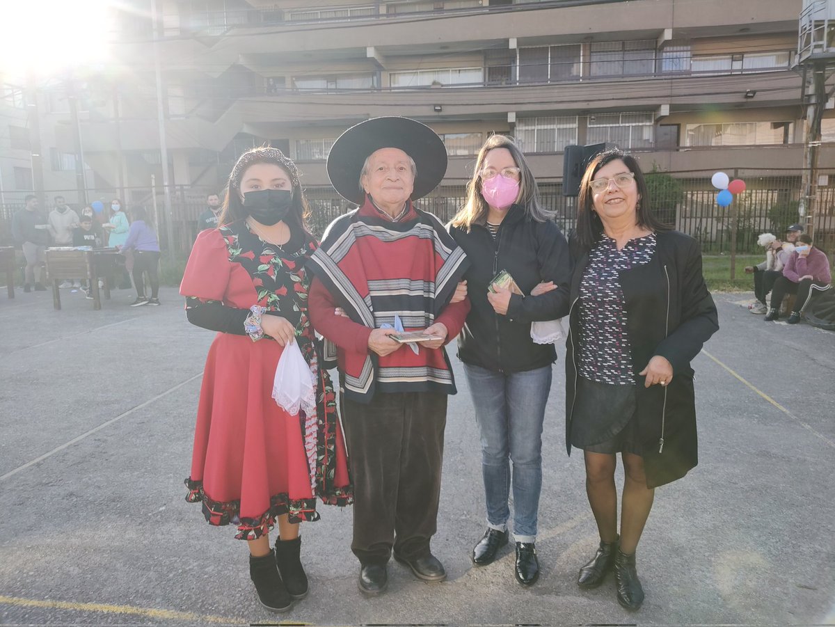 QmbRemoPaicavi's tweet photo. Este sábado celebramos las Fiestas Patrias en tu barrio ¡Que bien lo pasamos! 🥳🇨🇱

💚 Muchos vecinos se acercaron a compartir en comunidad, disfrutando de esta fiesta que preparamos con mucho cariño desde el equipo del programa Quiero Mi Barrio #qmbremodelaciónpaicaví💚 https://t.co/AEgv6R5Wr0
