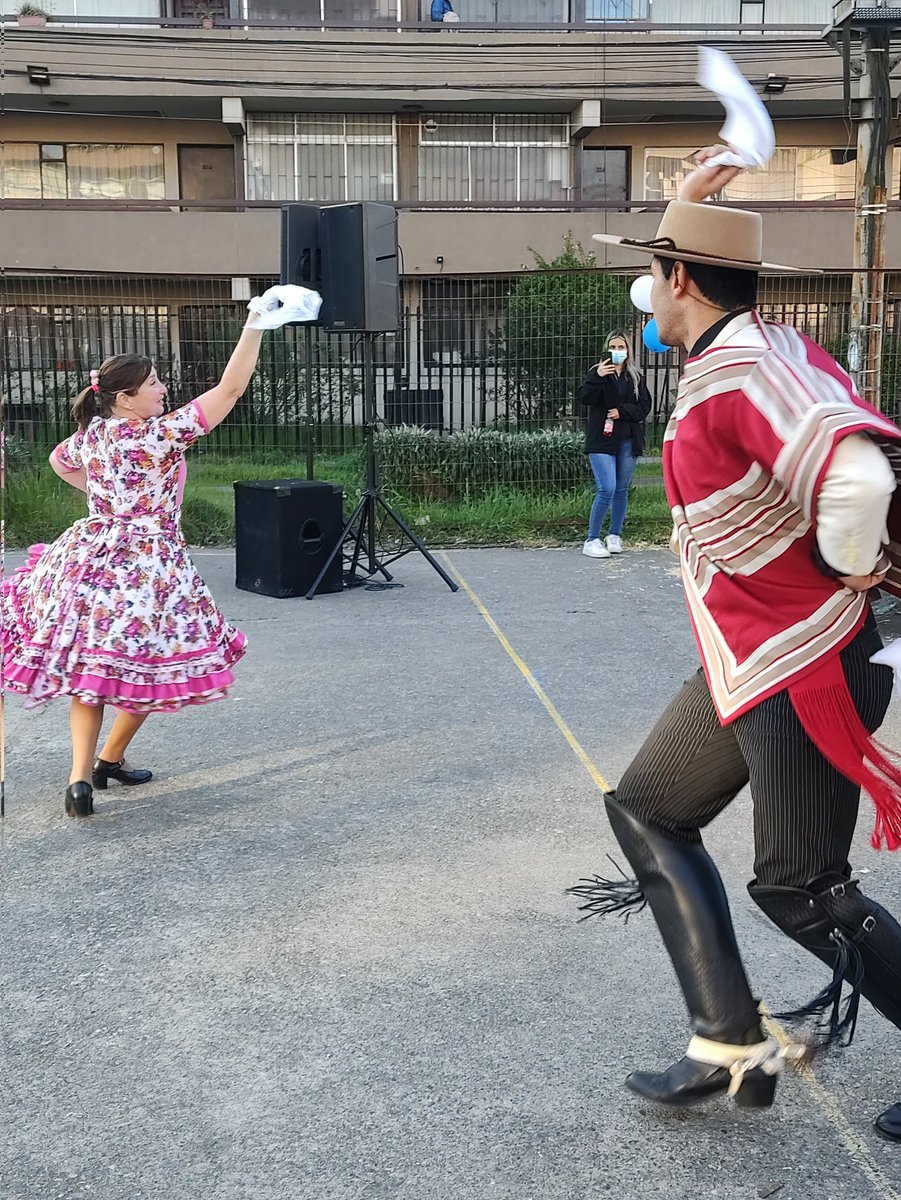 QmbRemoPaicavi's tweet photo. Este sábado celebramos las Fiestas Patrias en tu barrio ¡Que bien lo pasamos! 🥳🇨🇱

💚 Muchos vecinos se acercaron a compartir en comunidad, disfrutando de esta fiesta que preparamos con mucho cariño desde el equipo del programa Quiero Mi Barrio #qmbremodelaciónpaicaví💚 https://t.co/AEgv6R5Wr0
