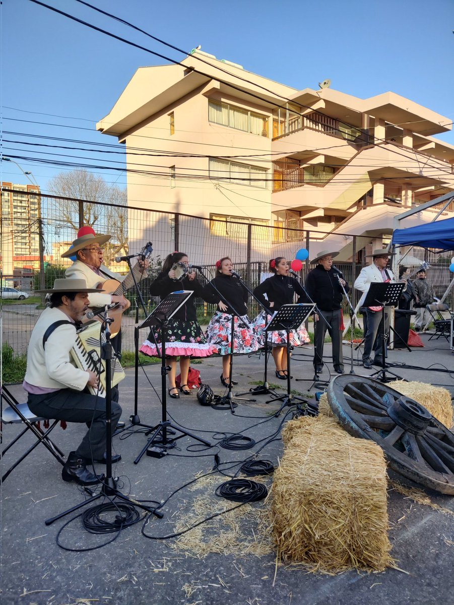 QmbRemoPaicavi's tweet photo. Este sábado celebramos las Fiestas Patrias en tu barrio ¡Que bien lo pasamos! 🥳🇨🇱

💚 Muchos vecinos se acercaron a compartir en comunidad, disfrutando de esta fiesta que preparamos con mucho cariño desde el equipo del programa Quiero Mi Barrio #qmbremodelaciónpaicaví💚 https://t.co/AEgv6R5Wr0