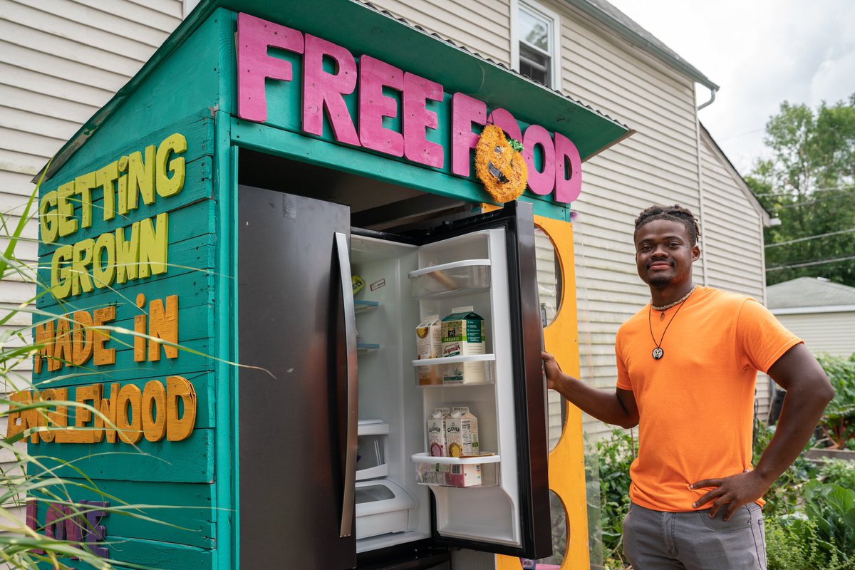 Keyante_H_'s tweet photo. The 1st ever SOLAR POWERED community refrigerator (I.e. FREE FOOD) in Chicago has been up and running for two weeks now 🙌🏾 Recap videos and more follow up coming this week! https://t.co/n4ZNpjdIN2