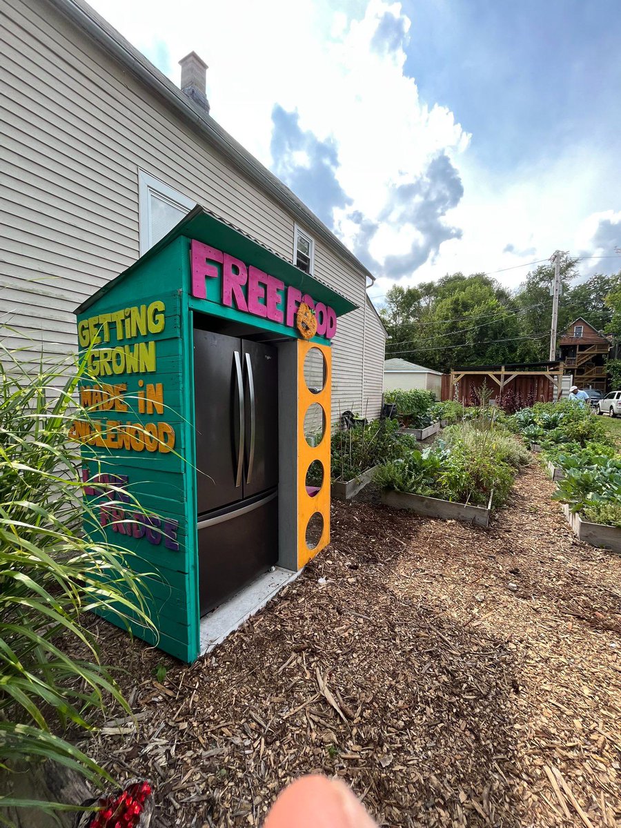 Keyante_H_'s tweet photo. The 1st ever SOLAR POWERED community refrigerator (I.e. FREE FOOD) in Chicago has been up and running for two weeks now 🙌🏾 Recap videos and more follow up coming this week! https://t.co/n4ZNpjdIN2