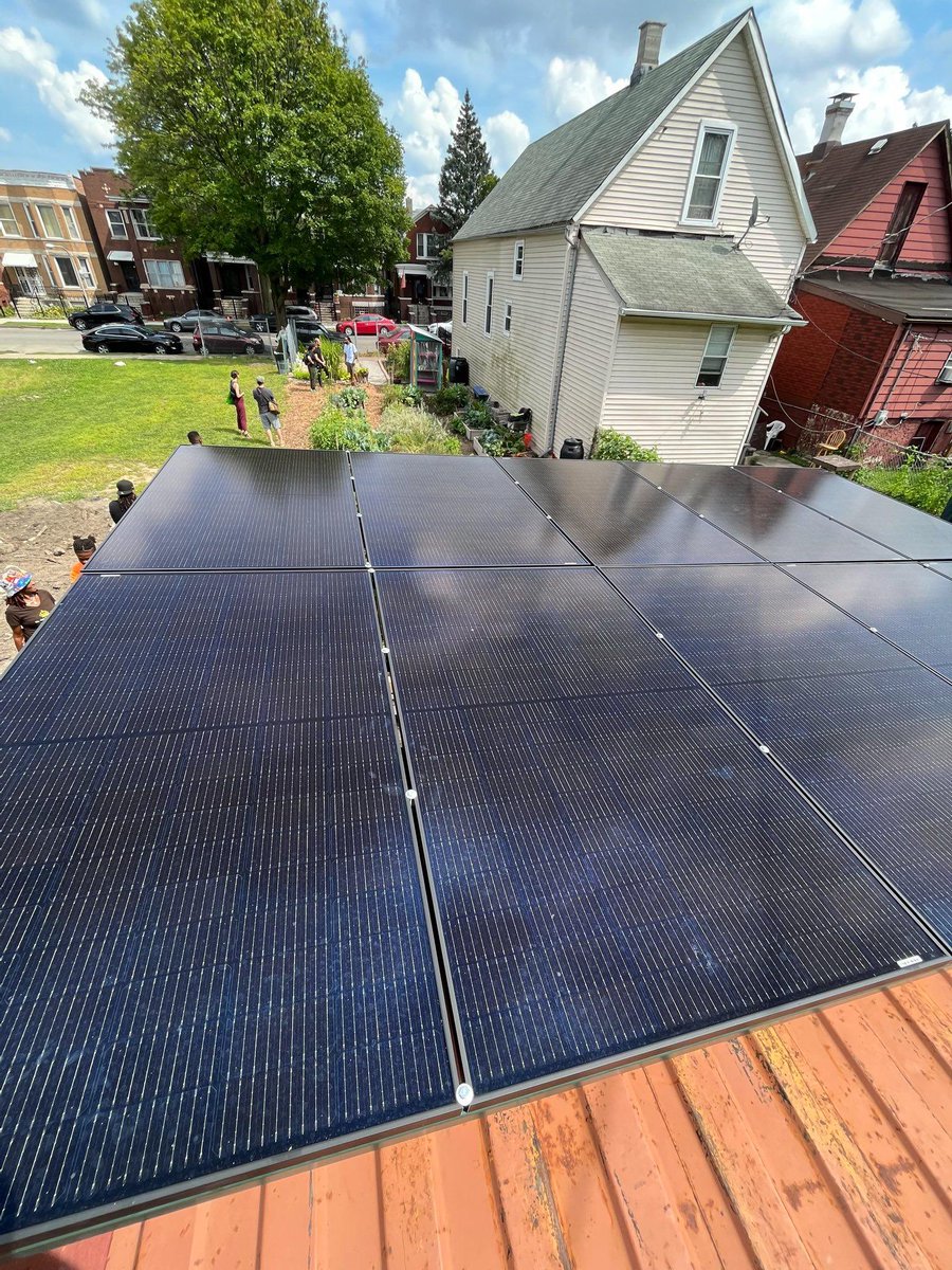 Keyante_H_'s tweet photo. The 1st ever SOLAR POWERED community refrigerator (I.e. FREE FOOD) in Chicago has been up and running for two weeks now 🙌🏾 Recap videos and more follow up coming this week! https://t.co/n4ZNpjdIN2