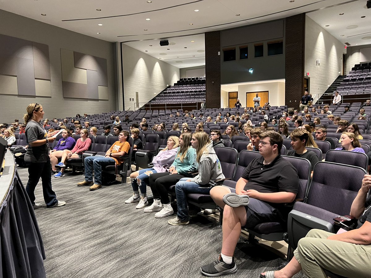EllenBlair54's tweet photo. Senior Class Meeting! Where has time gone? #1herd #beinginformed #senioryear #havefun #creatememories ππ https://t.co/TfdF3trJXW