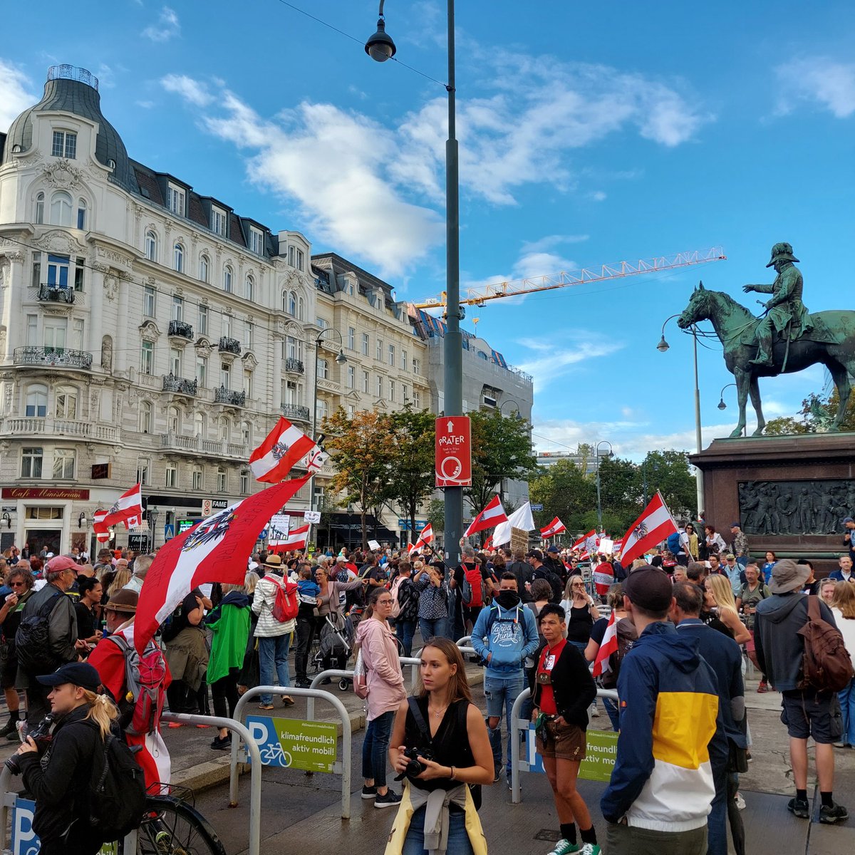 aneri2007's tweet photo. @josefdvd00 @LoriusHuber Der Tag war anstrengend. Zuerst Matzleinsdorferplatz dokumentiert, dann zum Ring gelaufen.
Es sind am Samstag 10Km geworden 👍🇦🇹
#w1009 https://t.co/quQNgaMjzB