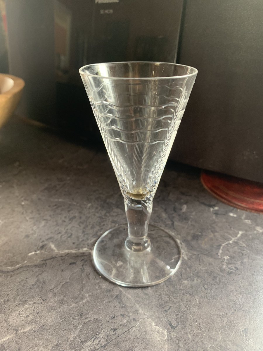 Normslaw's tweet photo. Who knows about v old glasses? These are about 80yrs old but no one knows anything about them. Ideas? #ExpertsOfTwitter #Glasses https://t.co/QNNaddcBZj