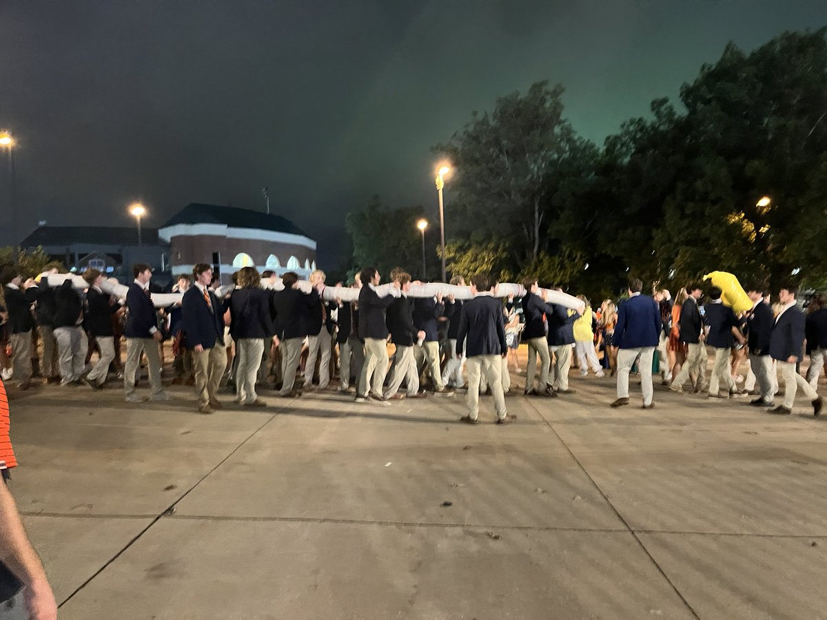 JeremyRoberts12's tweet photo. After careful calculation, we have unscientifically estimated the Popcorn Bucket Snake had 816 buckets. 

24 buckets per foot. 
Approx. 34 feet of buckets.

Get your 🍿 ready for Saturday. 

Beat Penn State.

#WarEagle https://t.co/2krjXDvd1t
