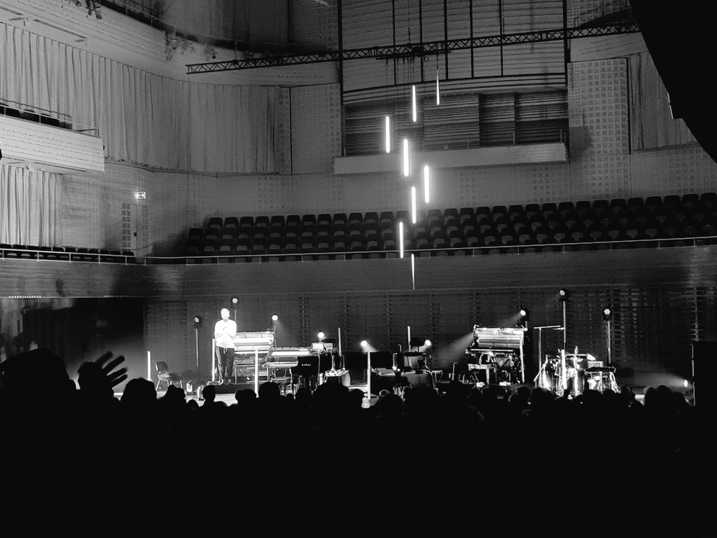 Ólafur Arnalds는 항상 돌아가신 할머니를 위해 쓴 곡을 마지막으로 연주한다. 나도 돌아가신 조부모님들을 생각하며 집에 간다.
youtu.be/Fyxu3LLwSV4