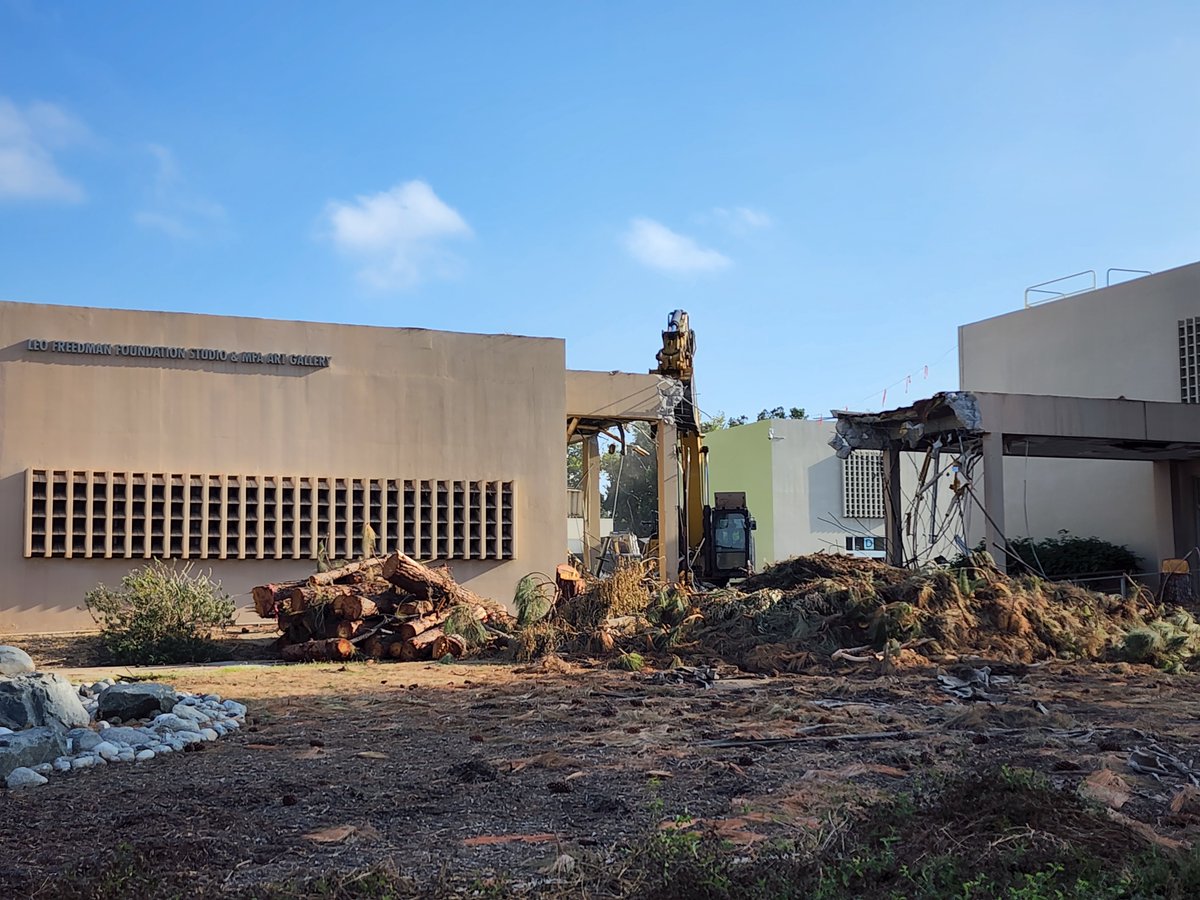 CSUFCOTA's tweet image. Visual Arts Building F came down last week in the Modernization Project. Timelapse of the demolition process coming soon! #CSUFCOTA #CSUF #CSUFVisualArts
