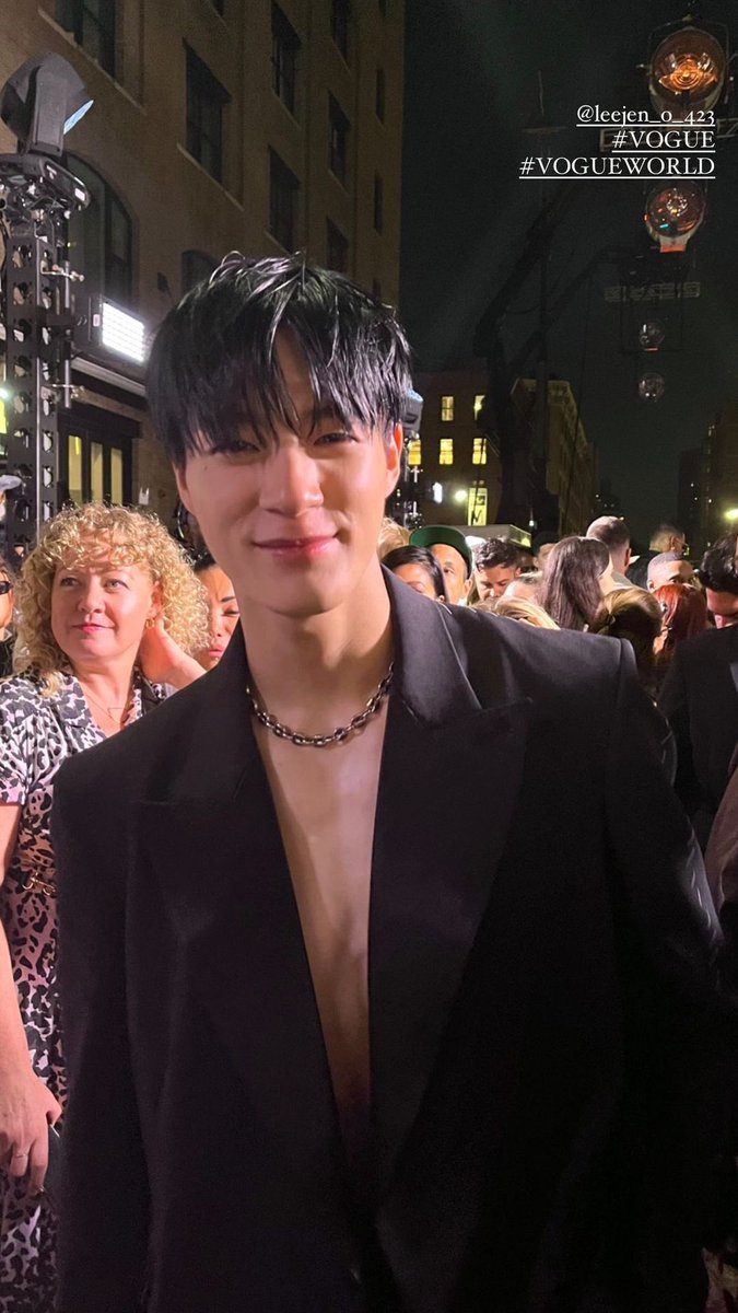 jenoleeader's tweet photo. you will always be the prettiest in my eyes jeno 🖤 https://t.co/DnOTc0y9AH