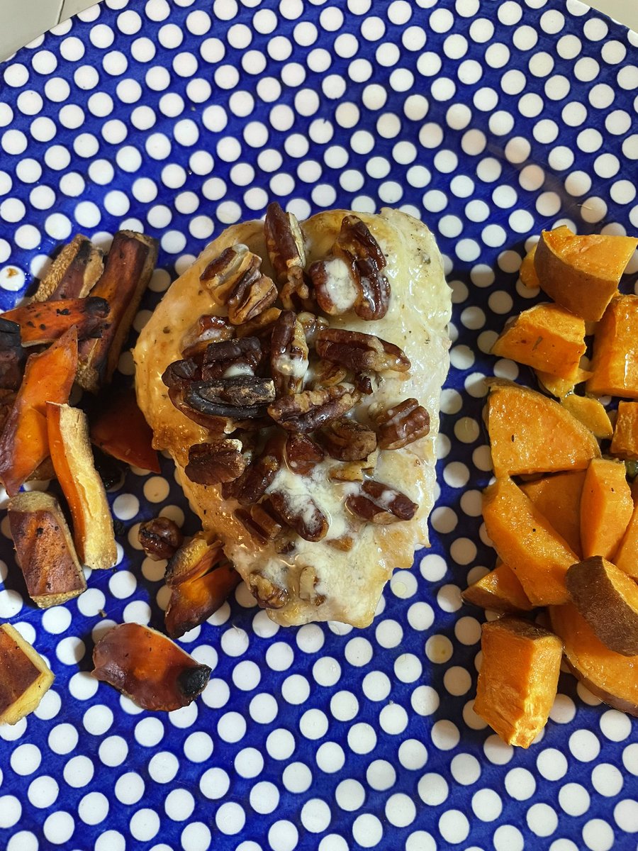 MSKinDC's tweet photo. It may be September, but still loving the summer produce &amp; flowers @FRESHFARMDC! Created pecan chicken with garlic aioli plus roasted sweet potatoes &amp; salad tonight! Dined amidst my #FreshFarmDC flowers from @PotomacVegFarms! #SupportFarms https://t.co/g8zOOnxn8L