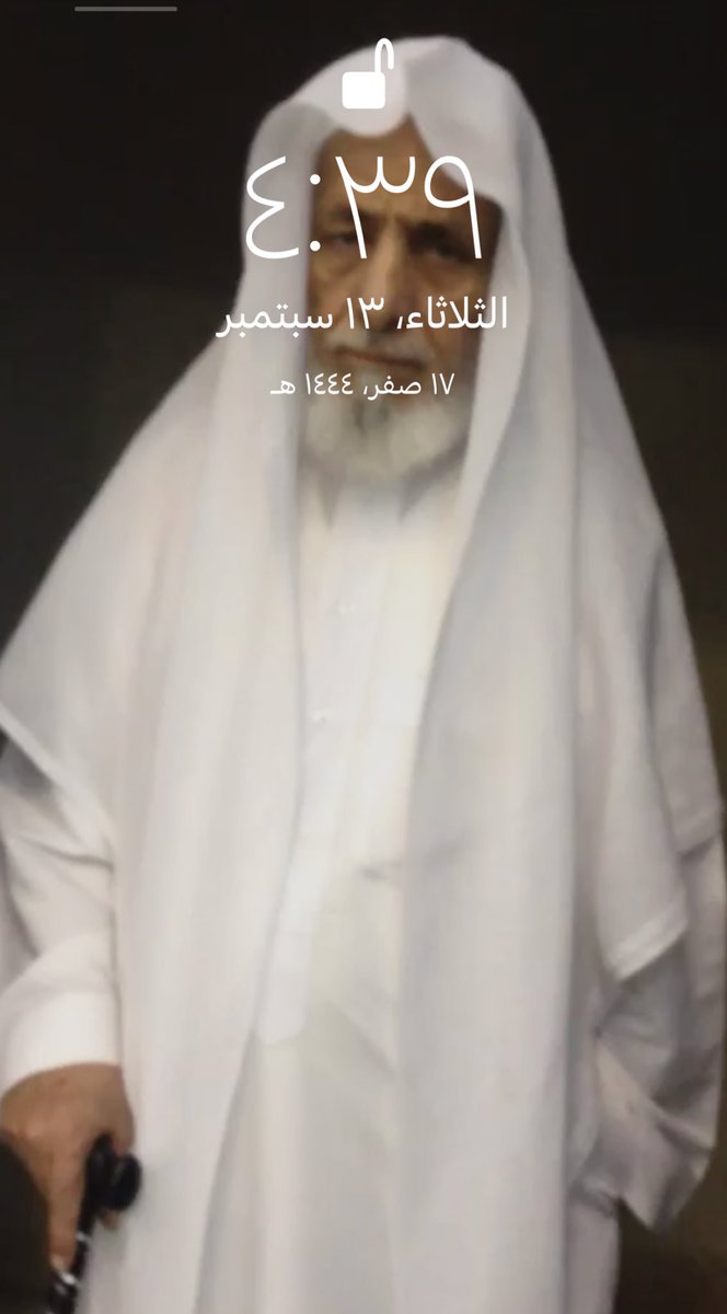 Sarsul9's tweet image. طبعًا صورته خلفية الجوال، و مما يزيد الصورة جمال وحنان،وتذكرني بأن أدعي له بالنعيم والرحمة وخير الجزاء:
كان وقت فجر توه راجع من المسجد 
يده في جيبه يعطي أختي مصروفها قبل تروح الجامعة.
ومن عادته دائمًا نفسه جميلة في الصباح ويدعي لنا ويحب يمزح معنا ويغير جونا وإحنا نجهز لدواماتنا.