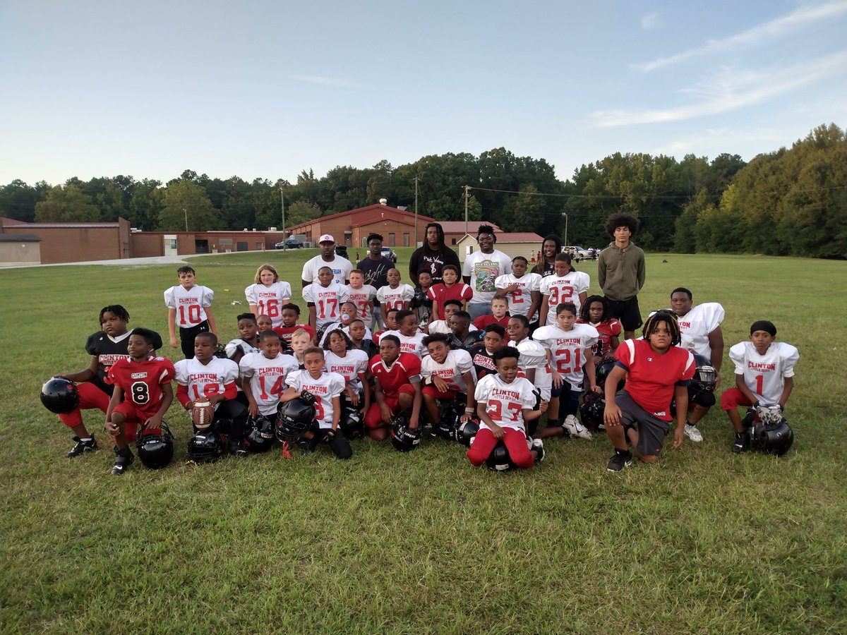 Little_Devils17's tweet photo. We had some of our varsity Red Devils out for practice today! We appreciate the support! #GoBigRed #clintonlittledevils 👹

This photo was taken with our 8U and 10U teams https://t.co/XAe84fq2rZ