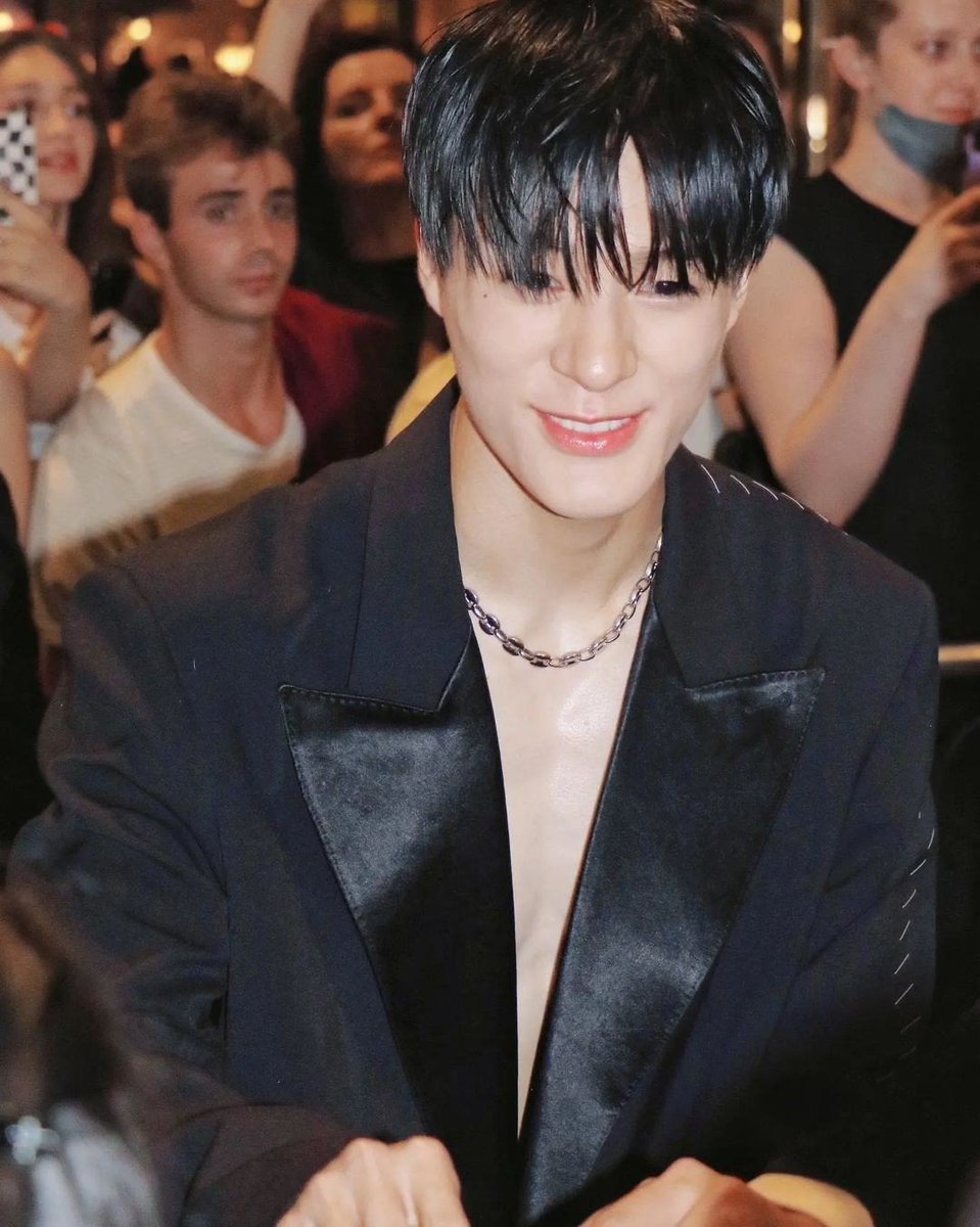 FILESLJN's tweet photo. #jeno 😳🖤 https://t.co/qu1gIyp3o6