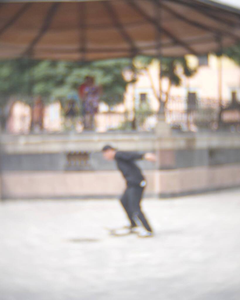 el_i_as's tweet photo. Chicos de Onda I
—
#OlympusPen #OlympusPenEP2 #Olympus #DigitalAnalog #25mm #CCTVLens #StreetPhotography #VisitMexico #Photography #Photographer #UrbanScape #Skate #Skateboarding #AlamedaCentral #CDMX #Blurry #FromWhereIStand https://t.co/F5UiPBCbb1 https://t.co/keYMFvfwJ5