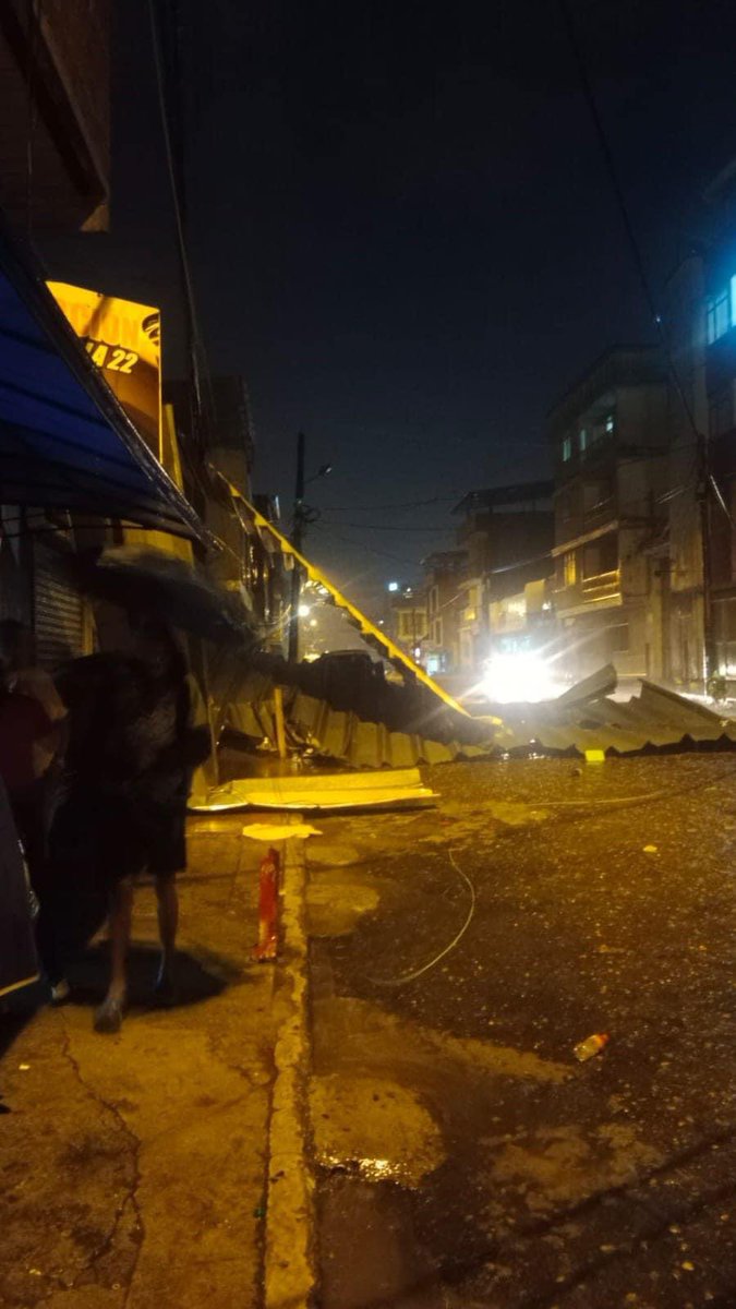 NotiExpress8's tweet photo. #Aguacero| Un fuerte aguacero generó varias emergencias en la ciudad además de dejar a oscuras varios sectores en Ibagué. La tormenta eléctrica dejó sin techo a varias edificaciones.
#NotiExpress https://t.co/VRa23LSEaU