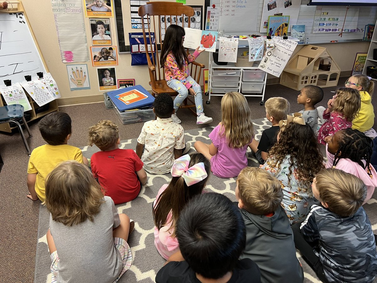 GramppBSE's tweet photo. When your sister comes to read to your class, it is an extra special day! ❤️ @BSEhseIN @MrsEParkhurst https://t.co/bMutMRoHYV