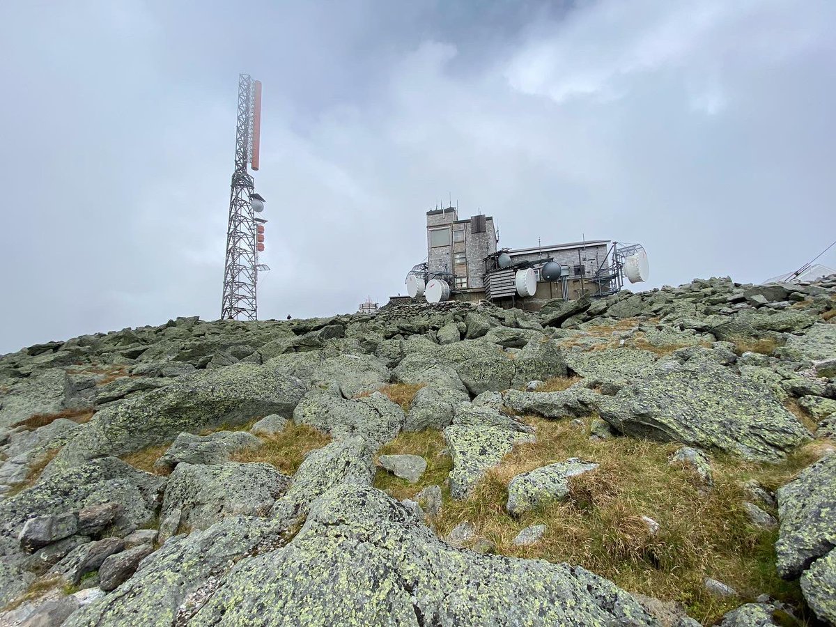 EnterRaiden's tweet photo. Itโs my #BirthdayMonth! Saw the top of #MountWashington for the 1st โ๏ธ (canโt wait to hit up a trail on this beast)! As others geek out about the sign,I was pumped to stand outside of @MWObs where all the weather ๐ชhappens. ๐ฅณ๐ adventures continue!Ringing in 45! #RewildYourMind https://t.co/VowfuSmLYV