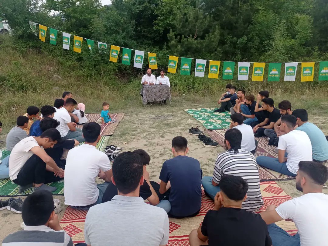 Hür Gençlik, hakikat ışığı saçan ve ilahi yolda en ücra ve köhne mekanları dahi aydınlatmak için durmadan yanan bir meşaledir. Bu meşale ki kıvılcımları; şarktan garba bir yol bularak kıtalar aşar, denizler geçer.

Selam olsun o meşalenin her bir kıvılcımına.