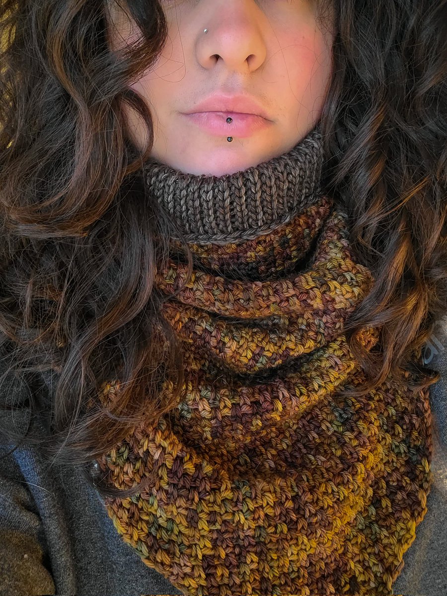 FrostedStitch's tweet photo. This cowl may not be finished yet. But it looks gooooooood 😍😍😍.....

....and so do I 😏😏.

Imprint Cowl pattern by Eat.Wander.Crochet, yarn kits available in my shop!

(This one is Buried/Desolate) https://t.co/OLNonFo8TV