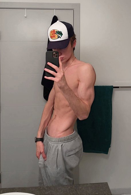 Grey sweatpant season https://t.co/cmkZ5cz6wf