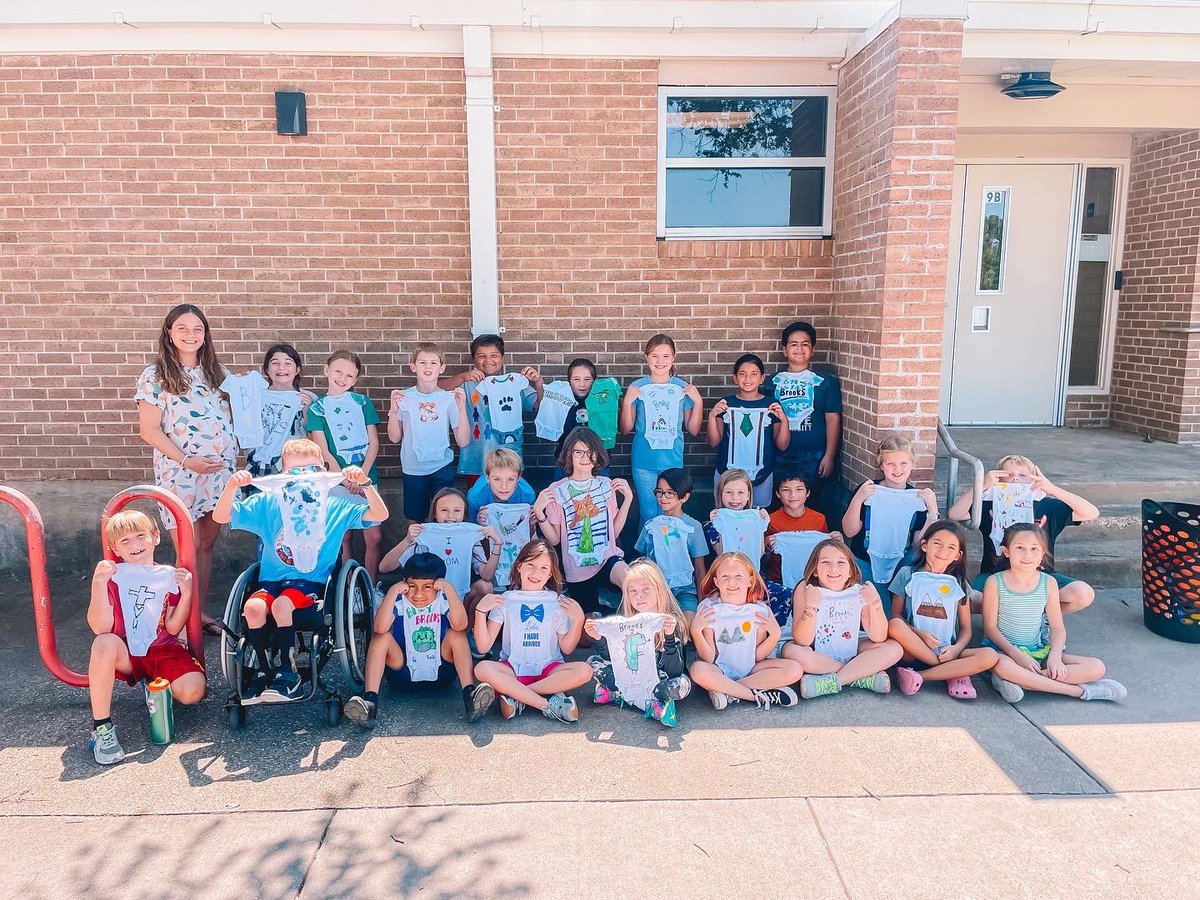 MrsLatham3's tweet photo. 27 onesies made with love ❤️

The kids were so excited to give @katy_nila their gift today! We can’t wait for all of the pics of lil’ Brooks in his one-of-kind onesies made by these amazing 3rd graders! #BabyBeasley #BabyBrooks #CCEBelieves #BabyCougar @MsMonty3rd @MrsAshleeBaker https://t.co/GM97gqHIeK