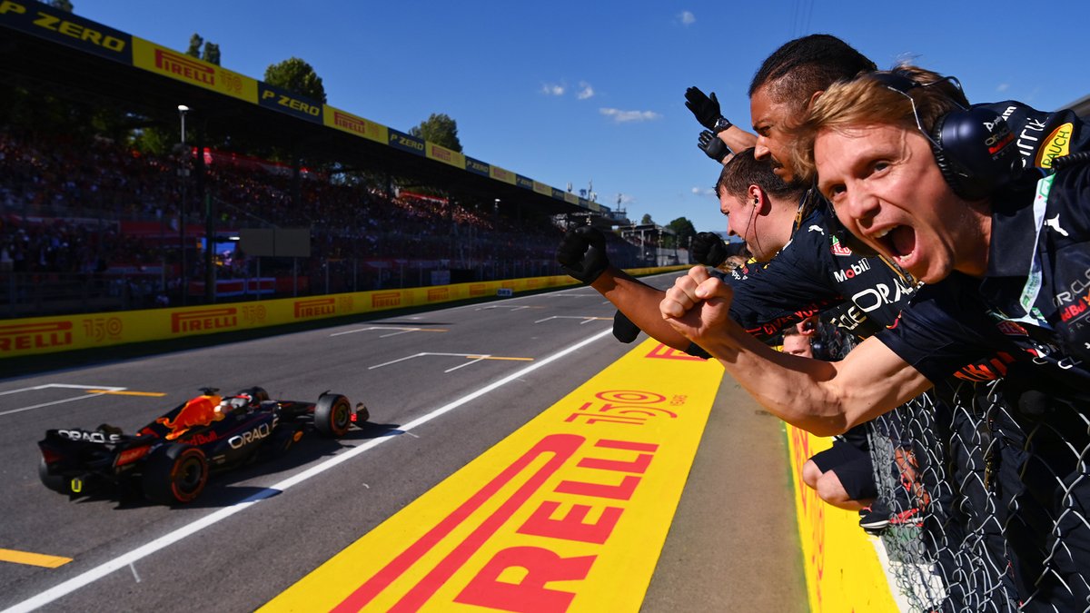 GranPremio01's tweet photo. VERSTAPPEN GANÓ EN MONZA Y SE ENCAMINA AL BICAMPEONATO
El neerlandés de Red Bull logró su quinto triunfo al hilo y se afirma en la cima del torneo. Lo escoltaron Charles Leclerc (Ferrari) y George Russell (Mercedes).
https://t.co/SVVtGYGu1J https://t.co/ocob2IN34q