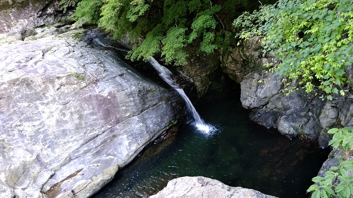 みたらい渓谷は明らかに"何か居る"感じの淵がヤバかった。つるぷにケモロリ水神様とかいる。 