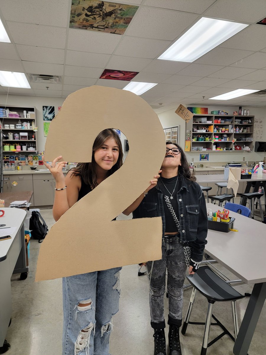 Cen10ArtClub's tweet photo. It’s the beginning of homecoming season and we had a blast making some decorations! Thank you to everyone who came 🥰 ❤️💙 https://t.co/S4JTfXVmch